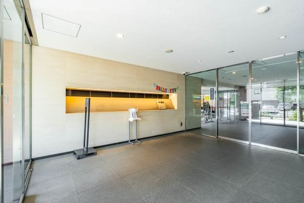 ２層吹抜の開放感のあるエントランスラウンジ