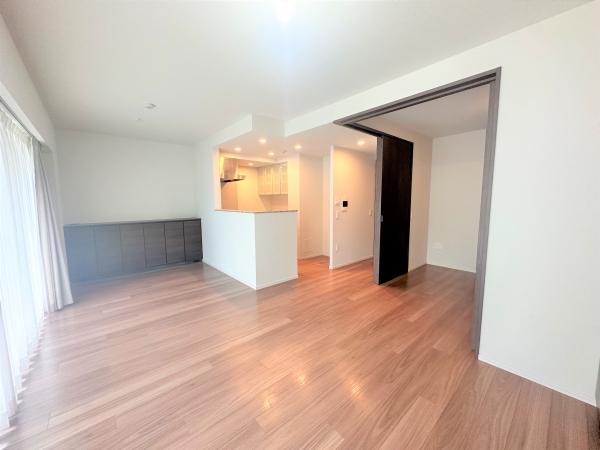 ライオンズ横濱仲町台ヴィアーレ　駐車場側外観