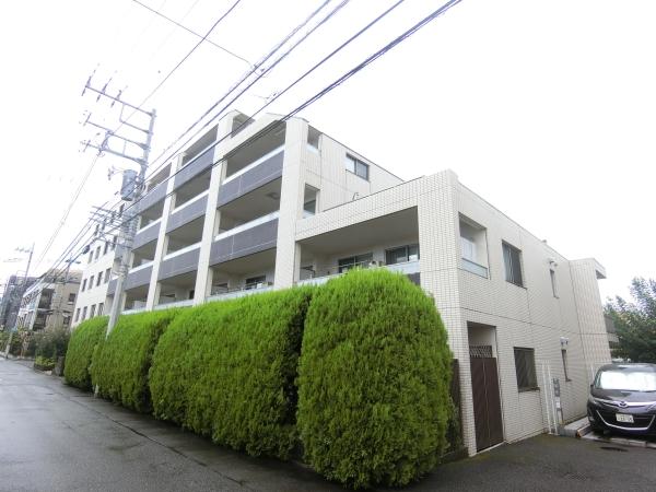 タイル張りの綺麗な外観のマンションです。