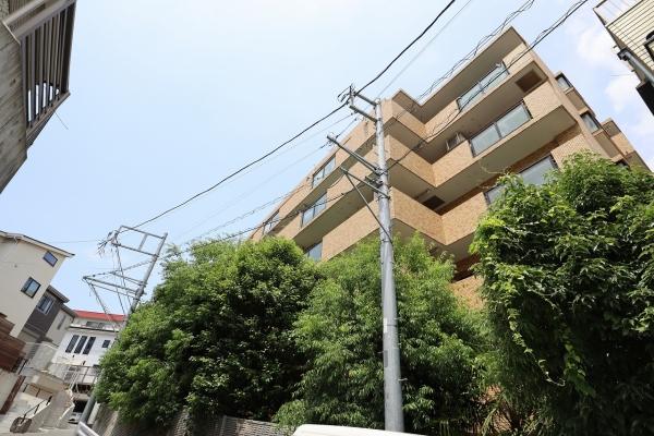 タイル貼りの外観