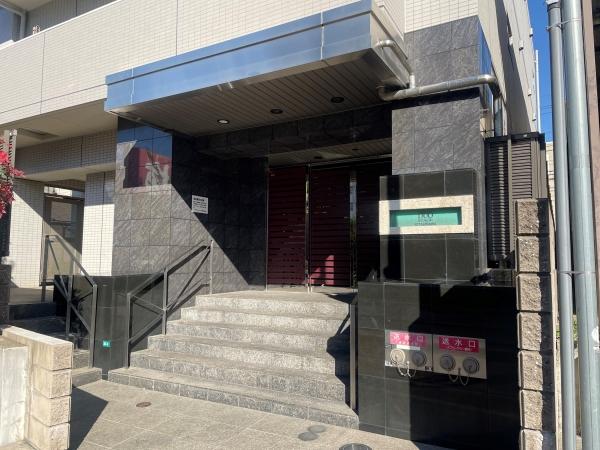エントランスは黒基調