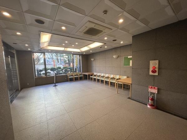 エントランスは、不審者や勧誘員などの建物内立ち入りを防いでくれるオートロック付きです。