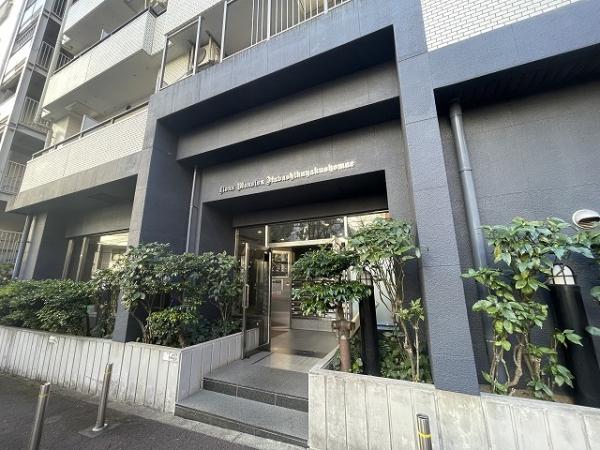 エントランスは、不審者や勧誘員などの建物内立ち入りを防いでくれるオートロック付きです。