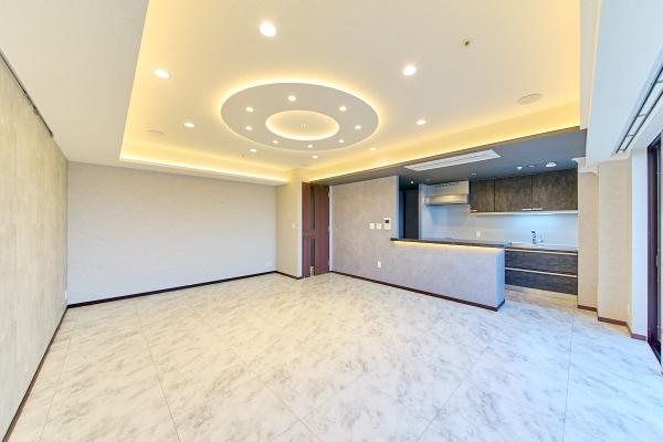 約21帖の間接照明付きLDK