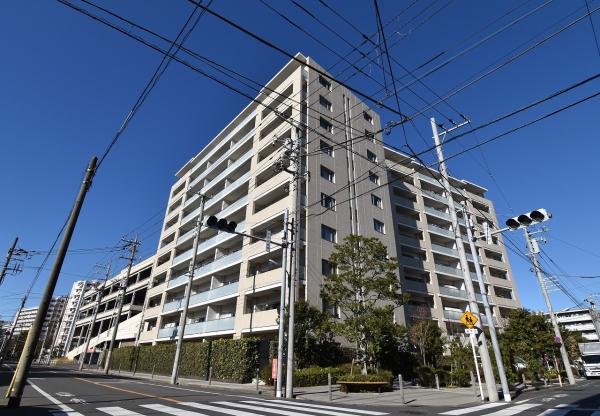 堂々と佇むタイル張りの外観