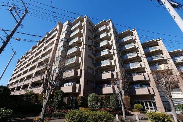 建物外観（南東側）　周囲の緑に映えるブラウン系のタイル貼りです