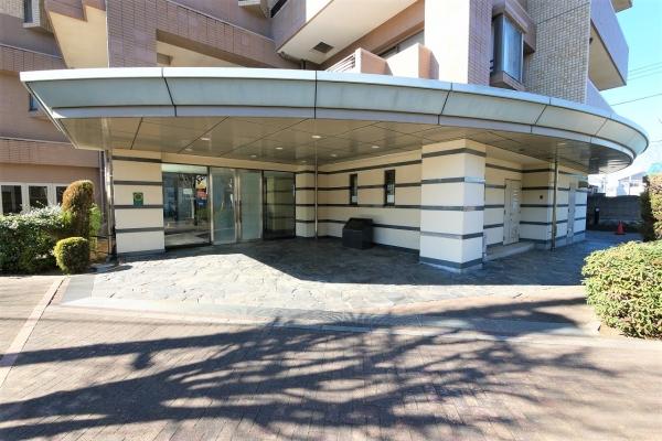 敷地南東側には住戸専用庭や植込・通路を配して隣地との離隔を確保しています