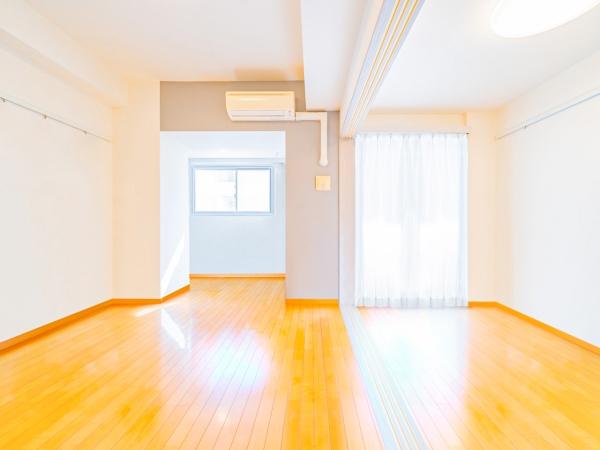 大きな窓からたっぷりと陽光が注がれる明るいリビング