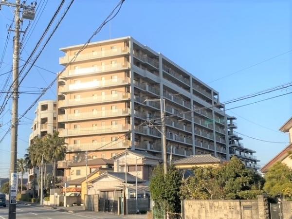 総戸数１５７戸　１０階建て　タイル張りの建物外観