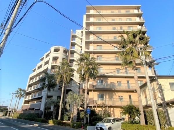 総戸数１５７戸　１０階建て　タイル張りの建物外観