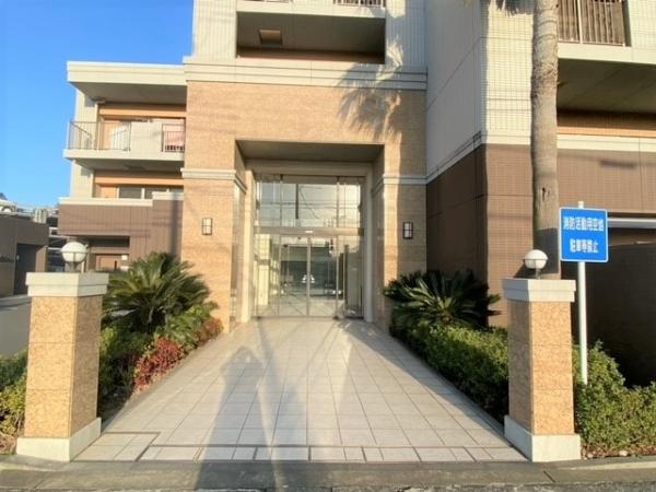 総戸数１５７戸　１０階建て　タイル張りの建物外観