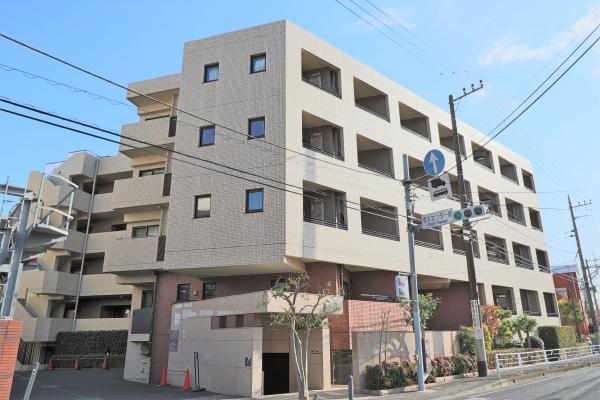 自然石調タイルを使用した重厚で安定感ある表情を演出した外観