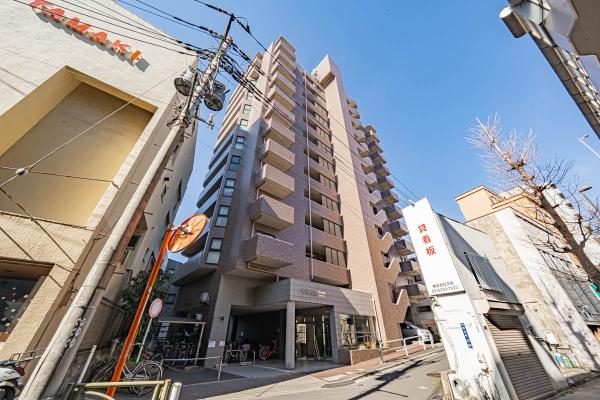 １２階建て、総戸数４４戸の中規模マンションです。