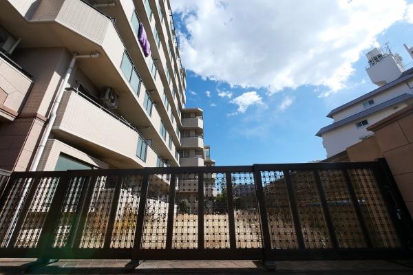 建物外観（南東側から）　落ち着いた色調のライトブラウンのタイル貼り