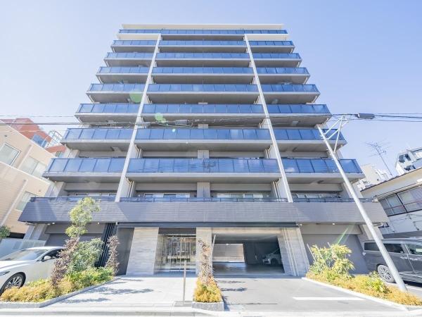ガラス手すりを採用したスタイリッシュな外観デザイン/総戸数36戸/2022年9月築