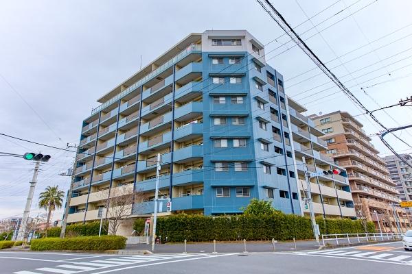 青が映える外観。