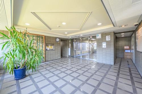 床面にタイルを貼りつめたエントランス