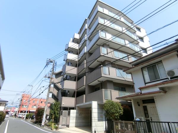 ブラウンとホワイトを基調としたツートンカラーの外観