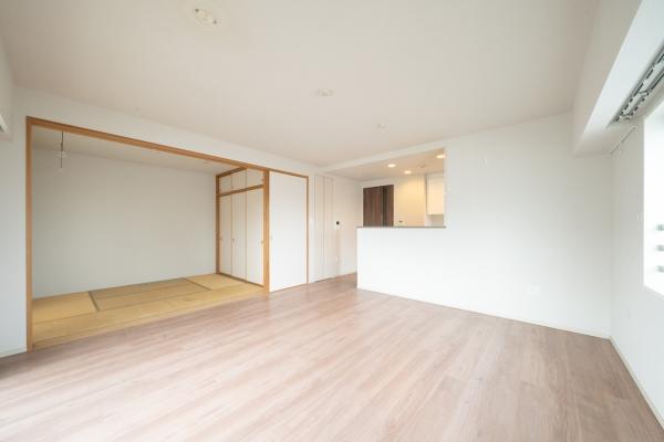 陽光が差し込む、明るい空間。ご家族皆様でゆったりとお寛ぎいただけます