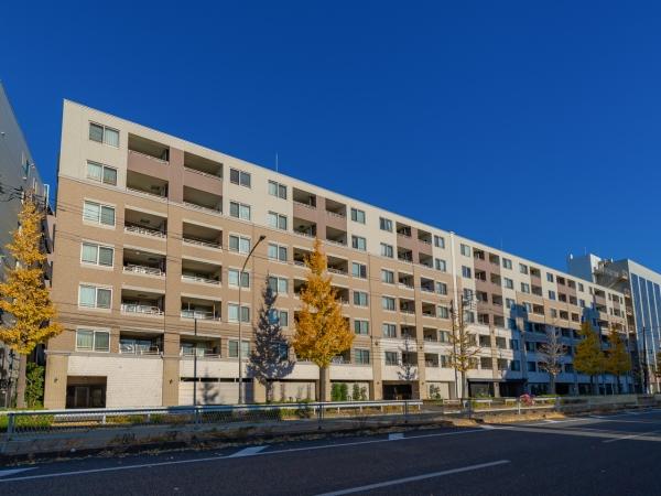 周囲の街並みに溶け込むアースカラーの外観デザイン