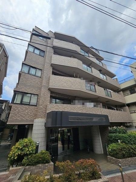 総戸数３０戸。タイル貼りの６階建てマンションです。