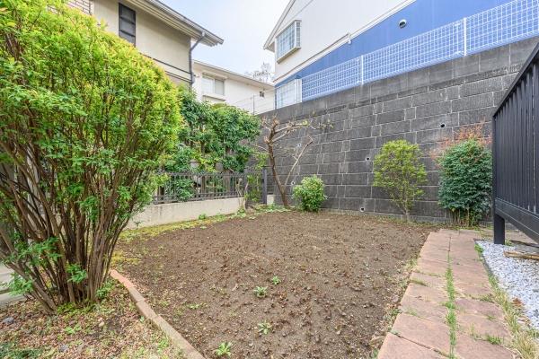 南側には陽当り良好なお庭がございます