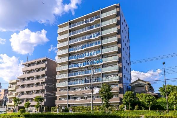 南東側から見た建物外観です。