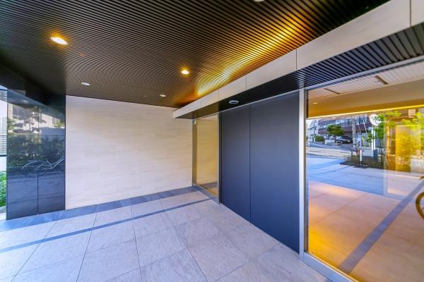 不審者や勧誘員などが建物内に立ち入るのを防いでくれるオートロック付き。