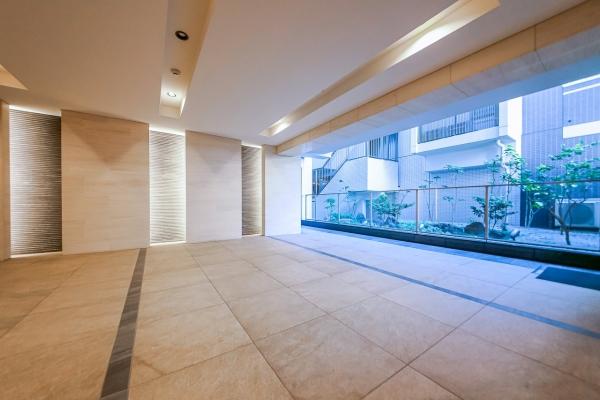 不審者や勧誘員などが建物内に立ち入るのを防いでくれるオートロック付き。