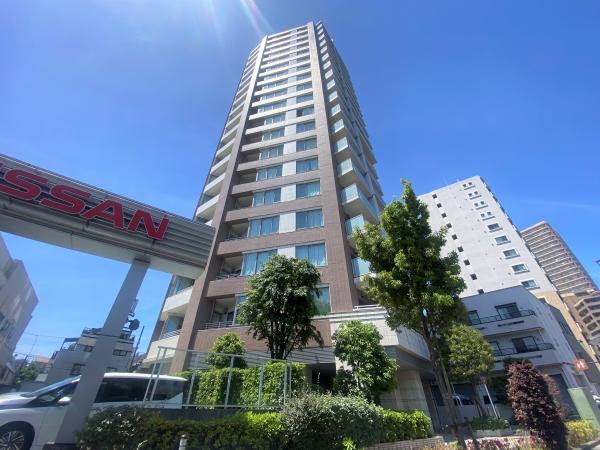 豊富な緑に囲まれた重厚感のあるマンション