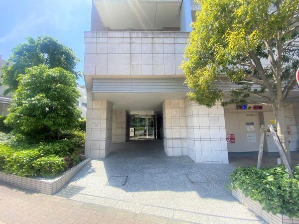 豊富な緑に囲まれた重厚感のあるマンション