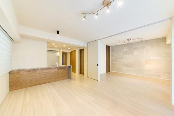 メインアプローチを進むと、重厚感のある天然石のゲートが住まう方やゲストを温かく出迎えます。