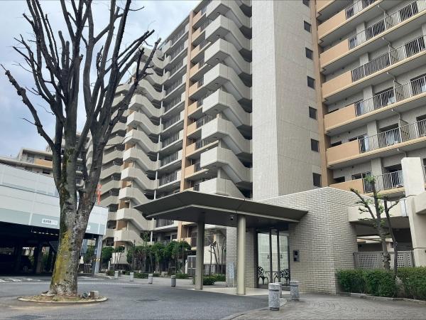 ドライビングステーションと名付けた円形の車寄せ