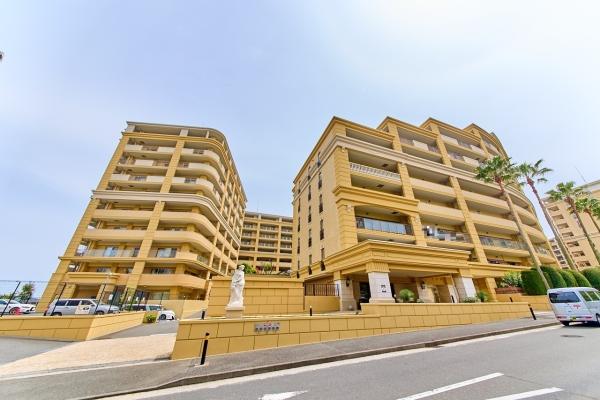 ヨーロッパ建築のエレガントなデザインを取り入れた外観