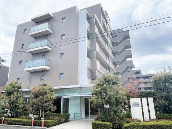 東側から撮影　現地建物外観