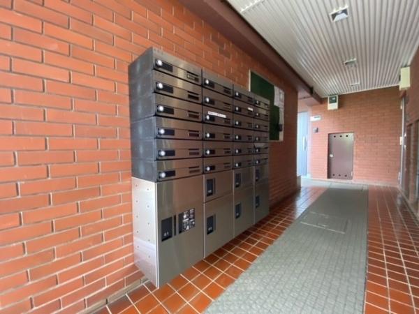 スロープ付きのエントランスアプローチ