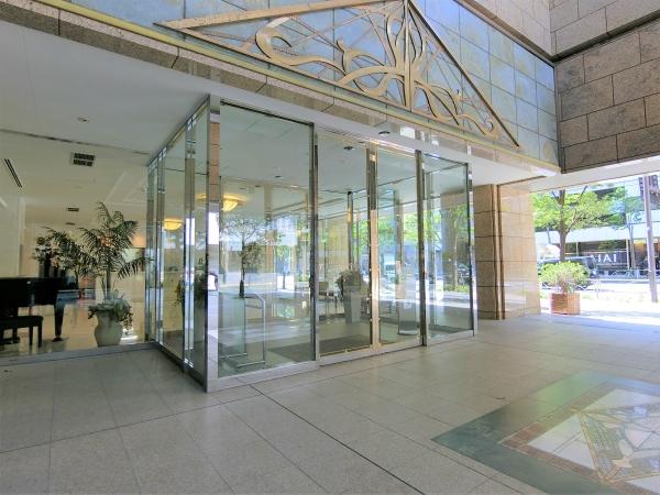エントランスフロアはガラス張りにより、開放的でホテルライクな空間を演出します。