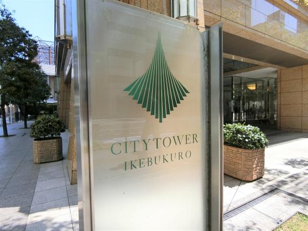 エントランスフロアはガラス張りにより、開放的でホテルライクな空間を演出します。