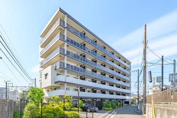 基壇部は白を基調とした重厚感のある造りとし上層部はガラスパネルを採用したファサード