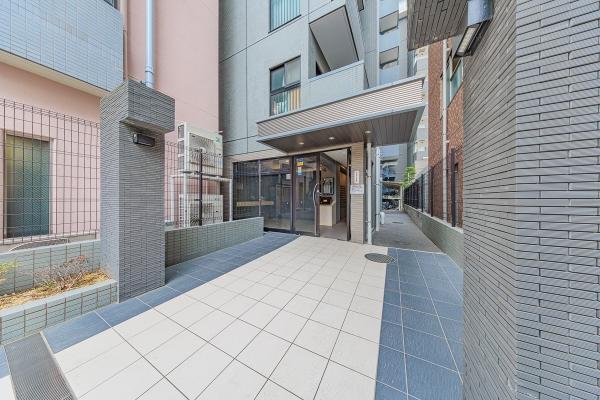 北東側から見た現地外観。