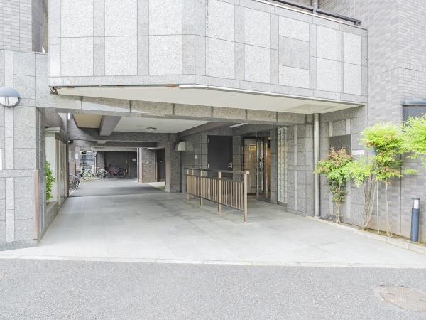オートロックを設置しております。
