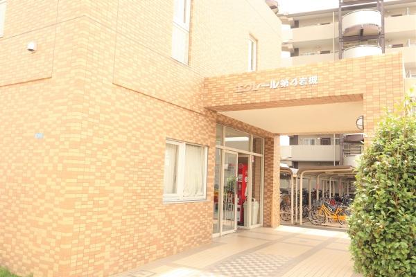 マンション名が表示されているエントランス