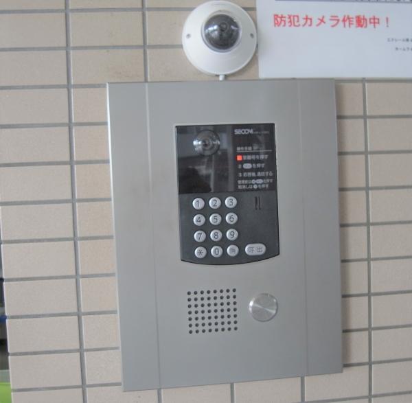 マンション名が表示されている入口部分