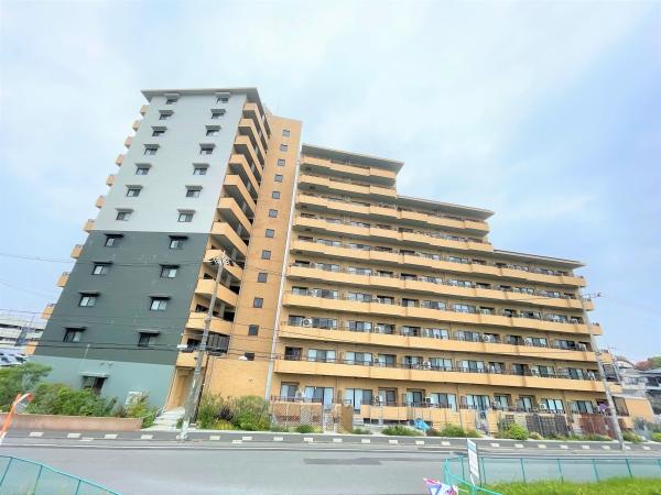 重厚感のあるマンション外観。夜にはライトアップされ、暗闇にマンション全体が浮かび上がります。