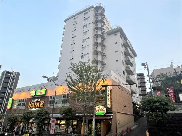 マンション1階部分にはスーパーマーケットとファミリーレストランがございます