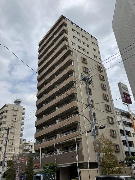 西台駅徒歩１分、総戸数９３戸（店舗１戸含む）の中規模マンションです。