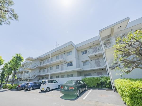 閑静な住宅街に位置する低層マンション