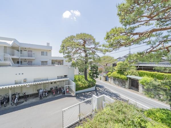 エントランス前