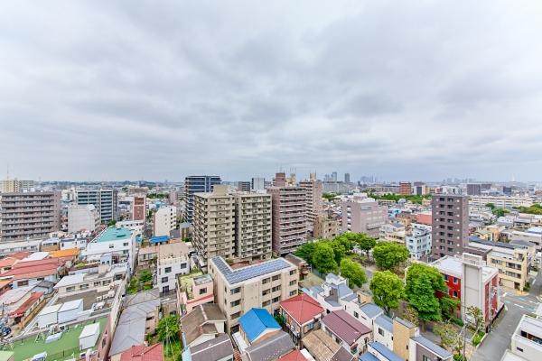 空と街並みを一望できる、開放感あふれる景色