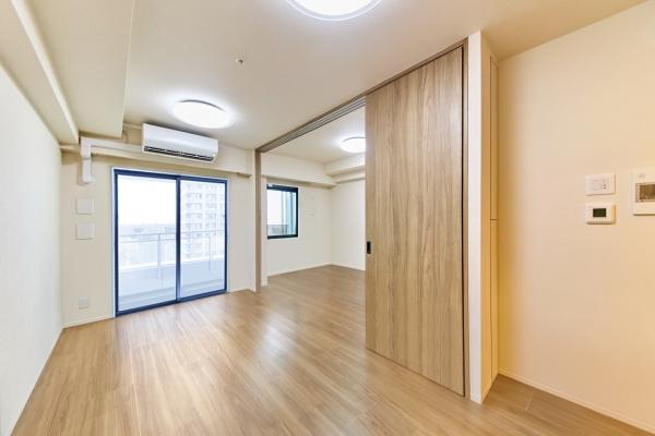 空と街並みを一望できる、開放感あふれる景色